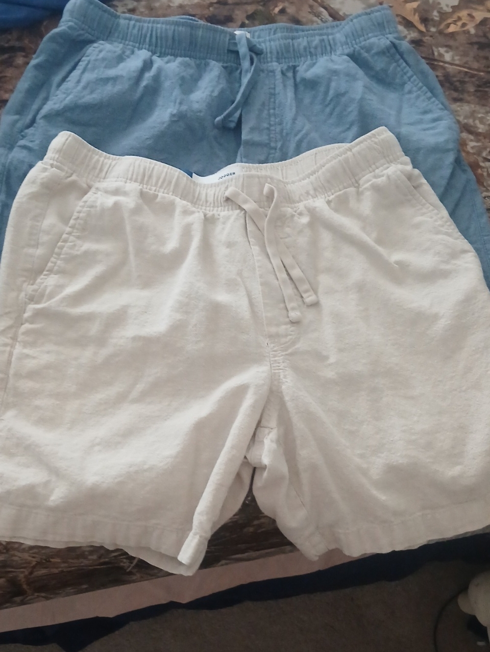 Old Navy Men’s Linen  Drawstring Shorts in White and Light Blue
